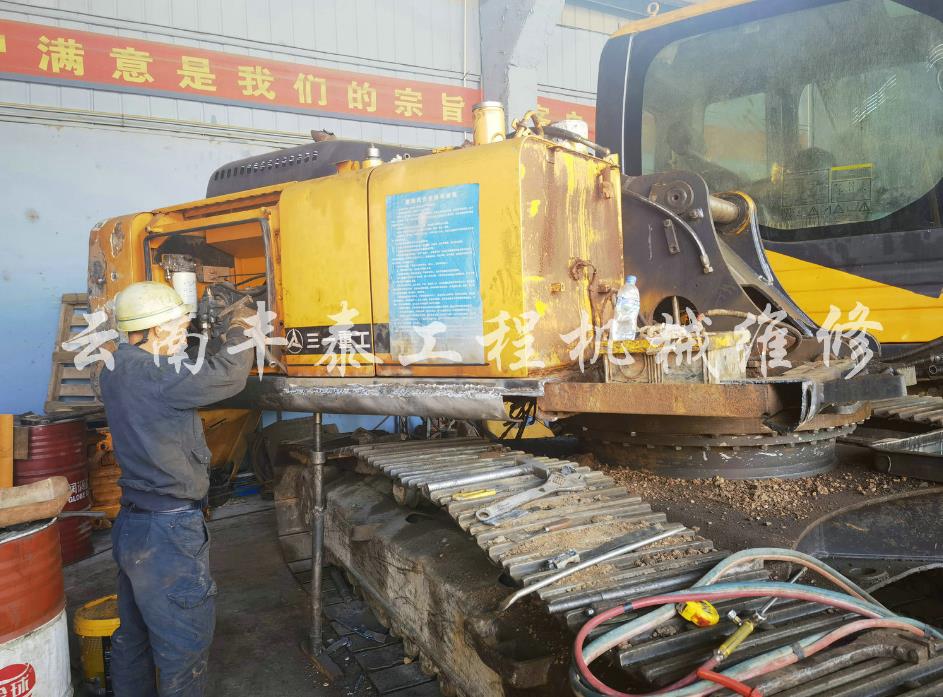 挖掘機翻新現(xiàn)場